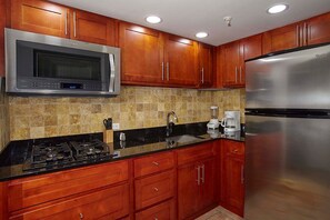 ثلاجة، ميكروويف، موقد طهي مسطح، ماكينة لصنع القهوة/الشاي