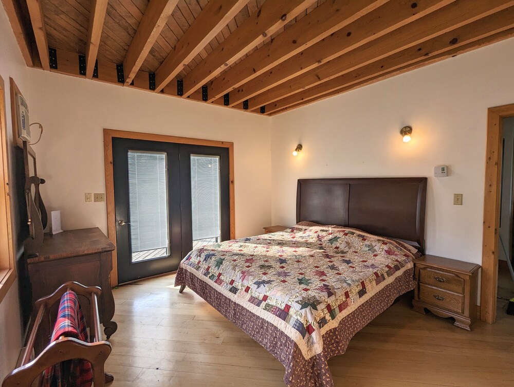 Large Cottage Overlooking Sunsets & North Bay of Pelee Island Pelee