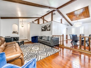 Smart TV, futbolito y libros