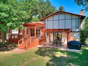 Exterior - Beautiful home with large outdoor pool and hot tub. Large beautiful backyard (Oklahoma City)