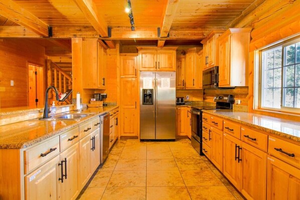 Køleskab, mikrobølgeovn, ovn, kogeplade