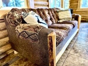 Una televisión, una chimenea