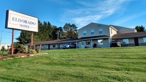 Eldorado Motel, med en stor skylt, en tvåvåningsbyggnad och en parkeringsplats.