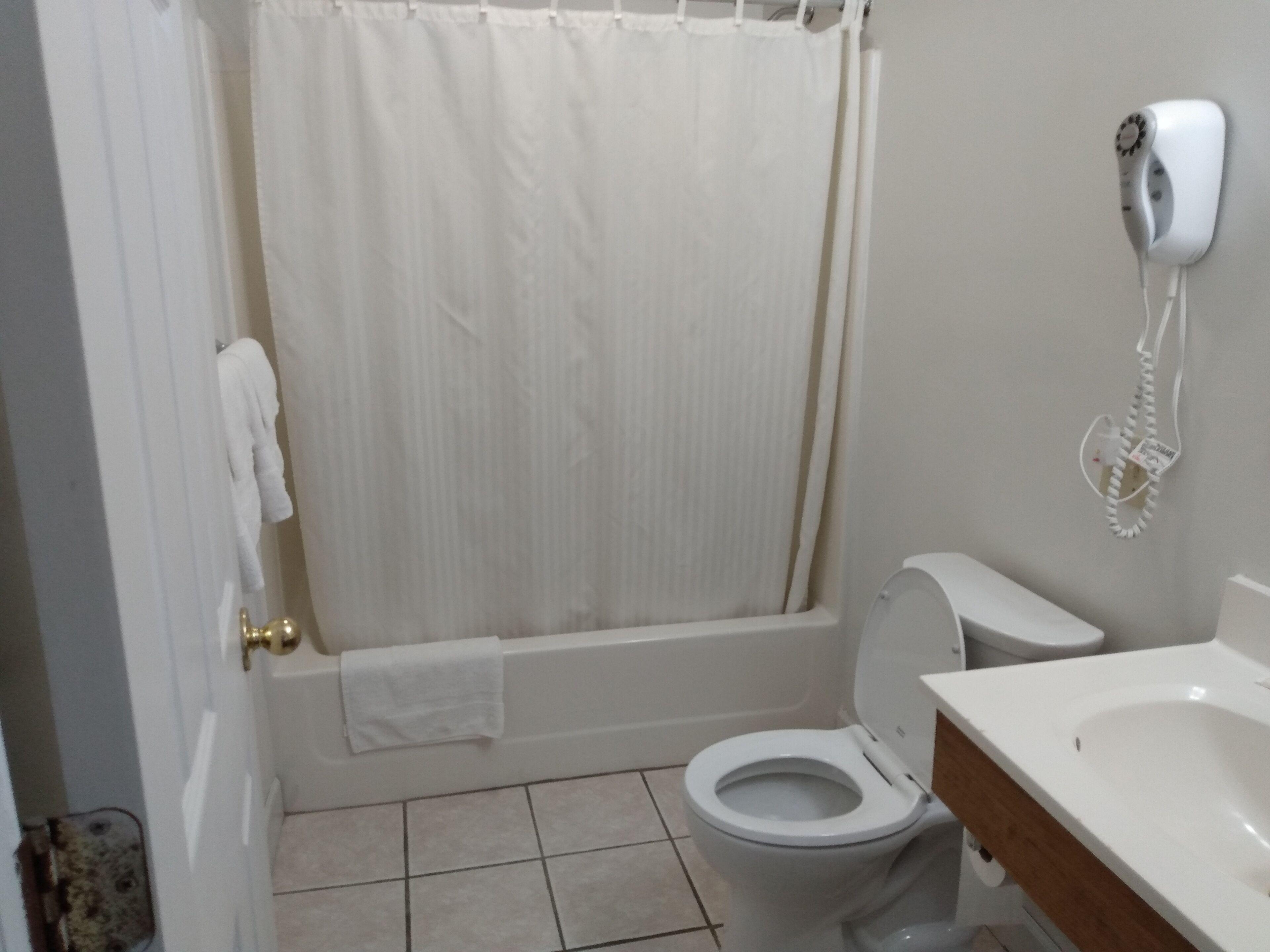 Chambre Double Standard | Salle de bain | Ensemble douche/baignoire, articles de toilette gratuits