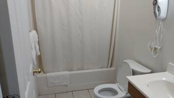 Chambre Double Standard | Salle de bain | Ensemble douche/baignoire, articles de toilette gratuits