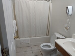 Standard Double Room | Bathroom | Combined shower/tub, free toiletries, towels, soap - ELDORADO MOTEL (New Castle)