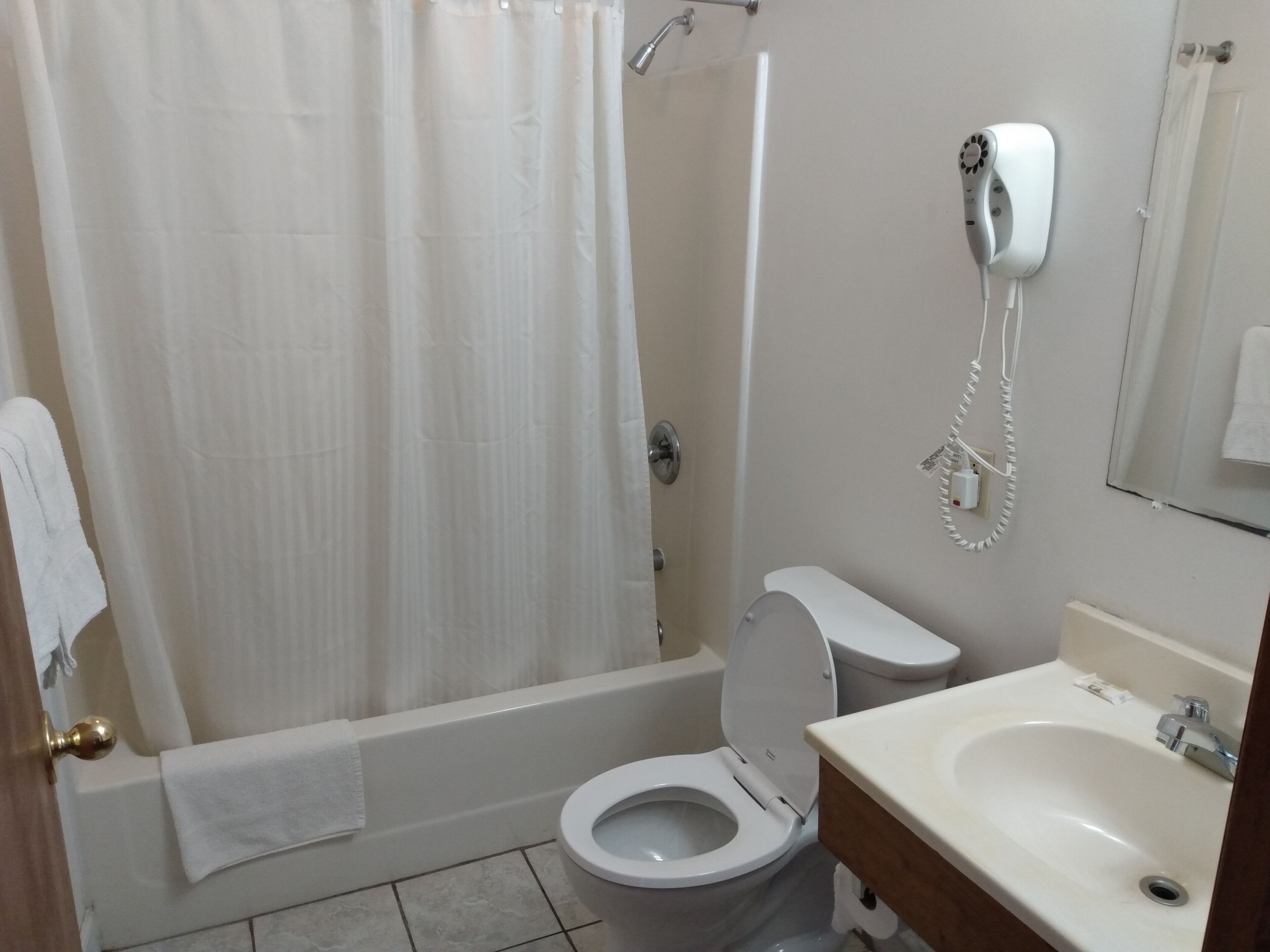 スタンダード ダブルルーム | バス  ルーム | シャワー付き浴槽、バスアメニティ (無料)、タオル、石鹸