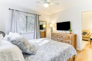 2 bedrooms, iron/ironing board, travel cot, WiFi - Walk to Beach: Family Hilton Head Island Condo (Hilton Head Island)
