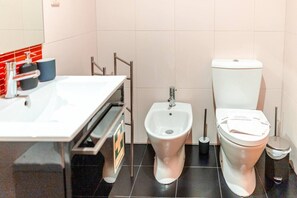 Badekar, hårtørrer, håndklæder