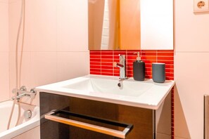 Een bad, een haardroger, handdoeken