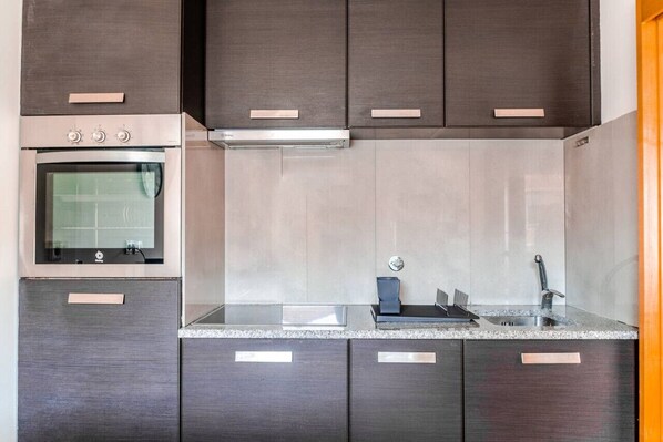 冷蔵庫、電子レンジ、オーブン、コンロ