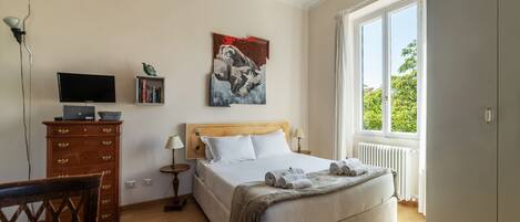 Iron/ironing board, WiFi, bed sheets