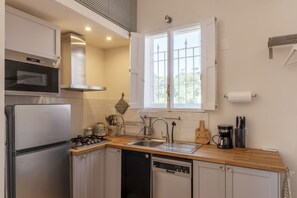 Kjøleskap, mikrobølgeovn, kokeplater og oppvaskmaskin