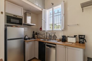 Réfrigérateur, four à micro-ondes, surface de cuisson, lave-vaisselle