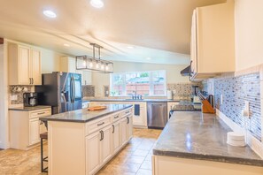 Frigorifero, microonde, forno, piano cottura