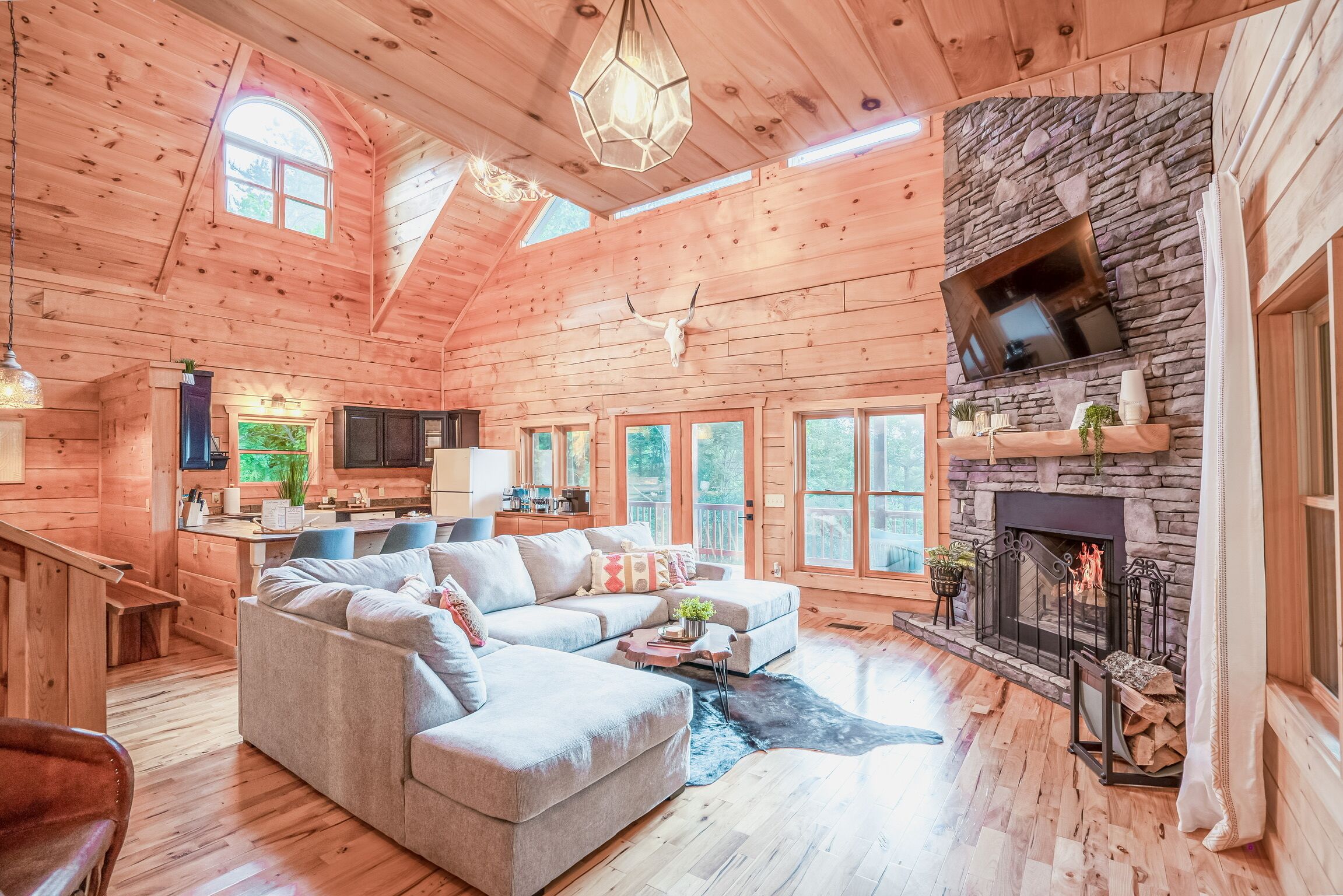 TV connectée, cheminée, baby-foot, table de tennis de table