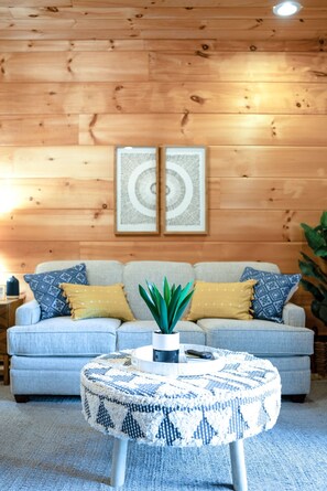 Una Smart TV, una chimenea, un futbolín, una mesa de tenis de mesa