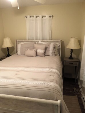 2 bedrooms, iron/ironing board, free WiFi, bed sheets - Hiding Place  is near Montgomery colleges, hospital, NRG, & trails  (Montgomery)