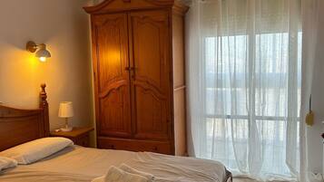1 dormitorio, tabla de planchar con plancha, wifi gratis y ropa de cama