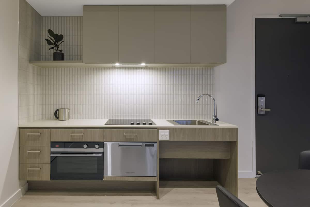 Refrigerador, microondas, placa de cocina, lavavajillas