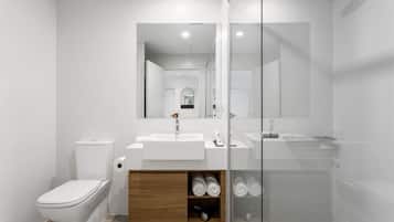 Produtos de toalete grátis, secador de cabelo, toalhas de banho