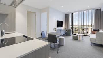 Apartamento, 1 quarto | Roupas de cama premium, camas Select Comfort, cofres nos quartos
