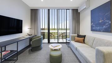 Apartamento, 3 quartos | Roupas de cama premium, camas Select Comfort, cofres nos quartos