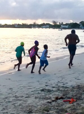 Playa en los alrededores, camastros y toallas de playa 