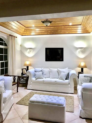 Spacious Open Plan Living 5 min from Beach, 3 Bedrooms,  4 Bathrooms