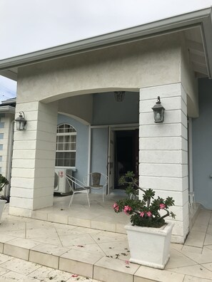 Exterior - Spacious Open Plan Living 5 min from Beach, 3 Bedrooms,  4 Bathrooms (Atlantic Shores)