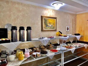 Free daily continental breakfast - Pousada Araucária (Campos do Jordão)