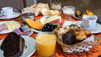 Un bufet de l'esmorzar amb diferents aliments i begudes.