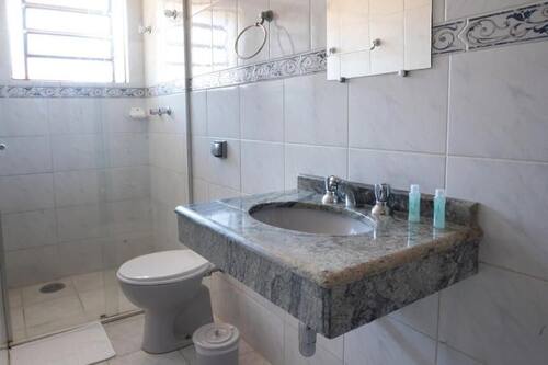 Chuveiro, secador de cabelo (mediante solicitação), toalhas de banho