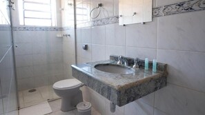 Ducha, secador de pelo, toallas, jabón