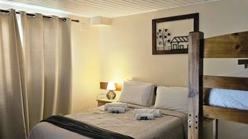 Quarto quádruplo standard | Wi-Fi de cortesia, roupa de cama