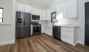 Fridge, microwave, oven, stovetop - Newly Built Lakefront Home - Less than 5 minutes to the track! (Saratoga Springs)