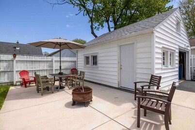 LVR - Orange Door Oasis-Village of Lewiston Home