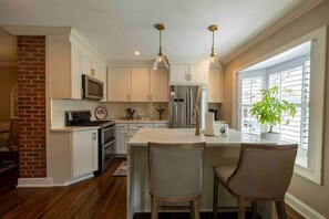 Fridge, microwave, oven, stovetop - LVR - Orange Door Oasis-Village of Lewiston Home (Lewiston)