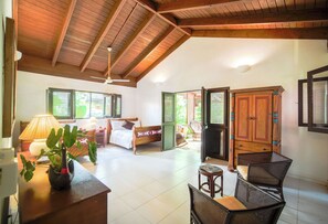 4 chambres, bureau, fer et planche à repasser, lit parapluie