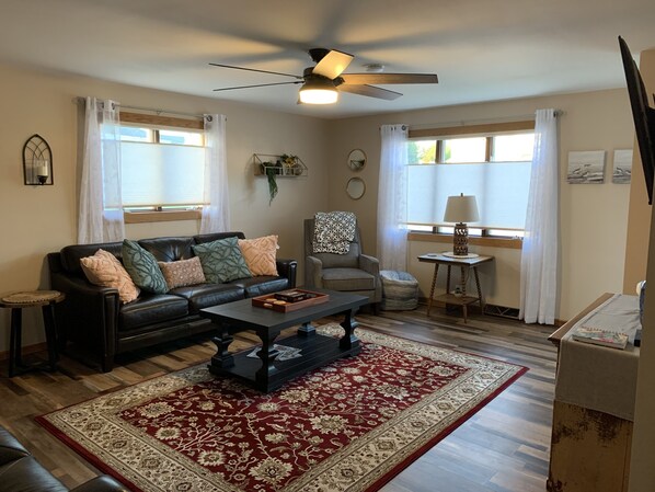 تلفزيون ذكي، ألعاب فيديو، كُتُب، مكتبة موسيقى