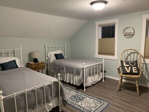 2 habitaciones, escritorio y tabla de planchar con plancha