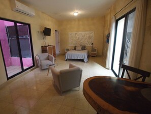 3 室のベッドルーム、デスク、アイロン / アイロン台、旅行用ベビーベッド