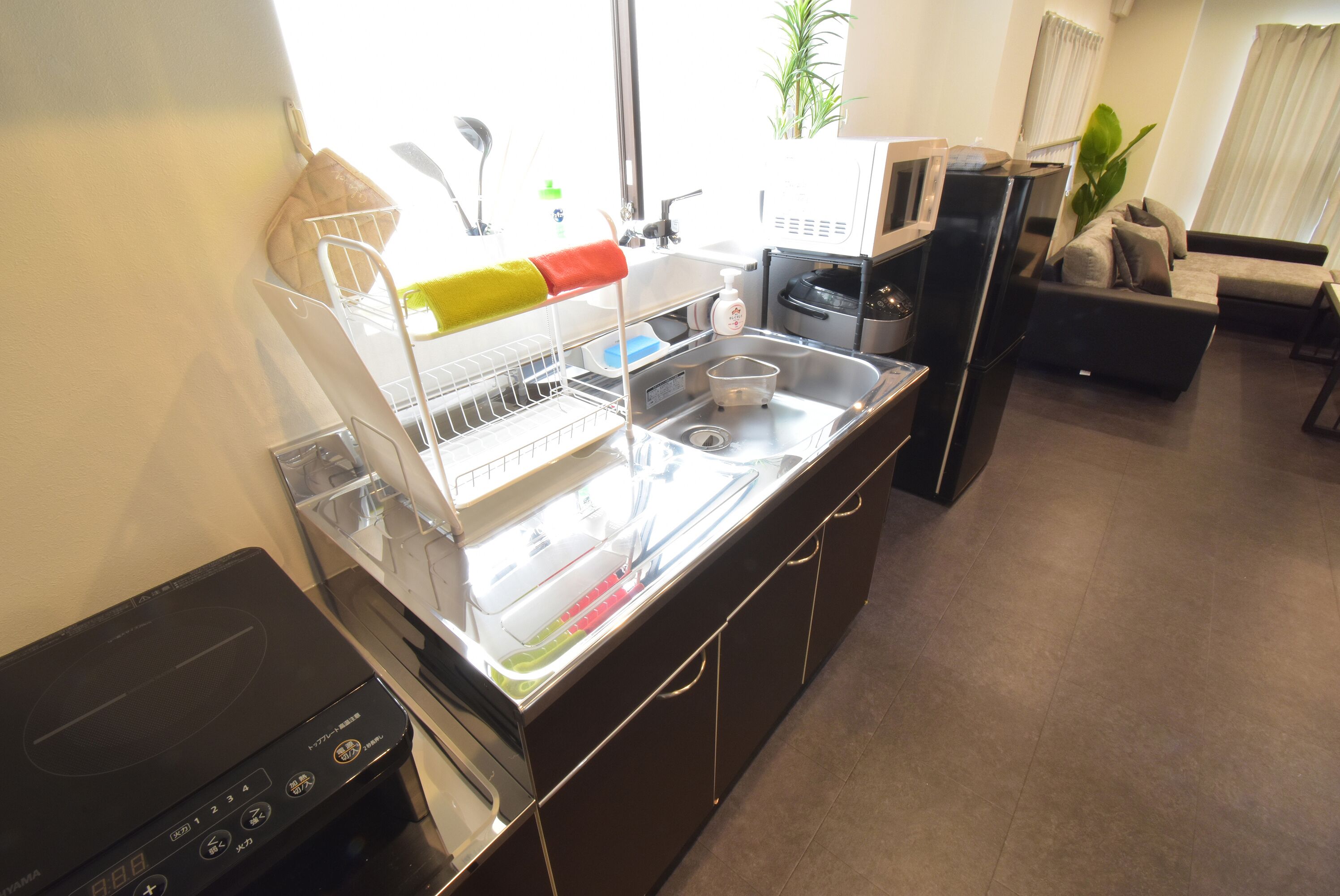 4 habitaciones, escritorio y espacio para trabajar con laptop 