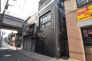 Un edificio moderno con un gran portón negro, fachada de ladrillo y un letrero que indica que es el hotel número uno de Japón.