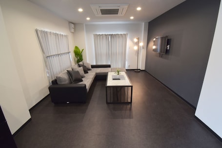 4 habitaciones, escritorio y espacio para trabajar con laptop