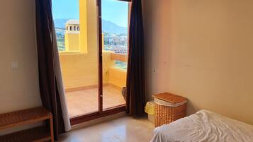 3 slaapkamers, een strijkplank/strijkijzer, wifi, beddengoed