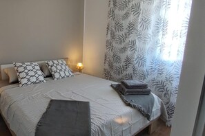2 bedrooms, iron/ironing board, WiFi, bed sheets - Stunning 2-Bed House in Jezera with Sea views (Jezera)
