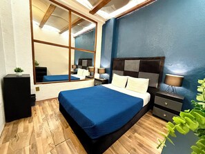Quarto casal econômico | Wi-Fi de cortesia, roupa de cama