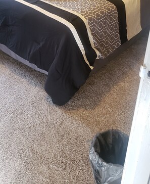 2 bedrooms, desk, WiFi