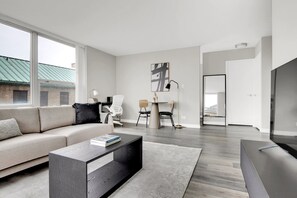 Télévision, chaîne hi-fi